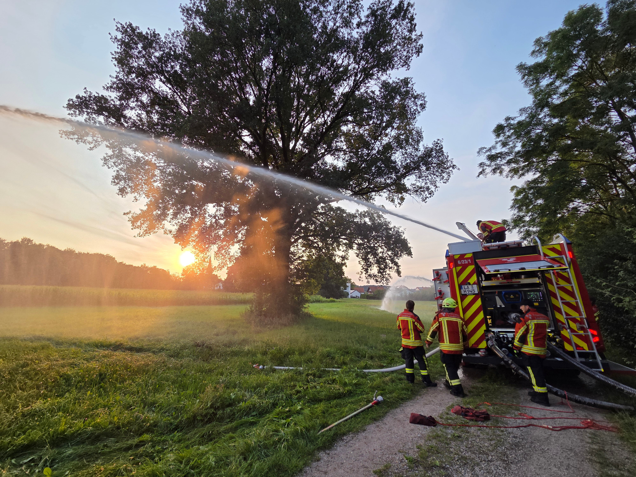 Feuerwehr Münchnerau bei einer Übung im Sonnenuntergang